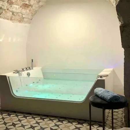 Cozy With Jacuzzi *